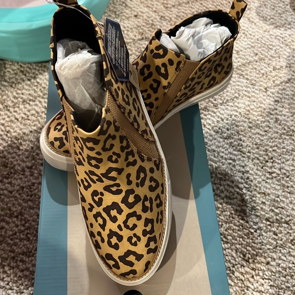 NWT TOMS sneakers- “Bryce” style. Size 8.5